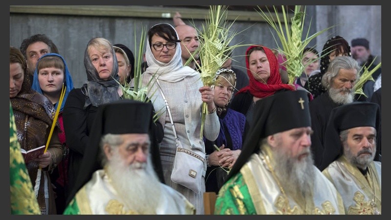 Clérigos griegos ortodoxos y fieles en una misa en la Iglesia del Santo Sepulcro en Jerusalén.