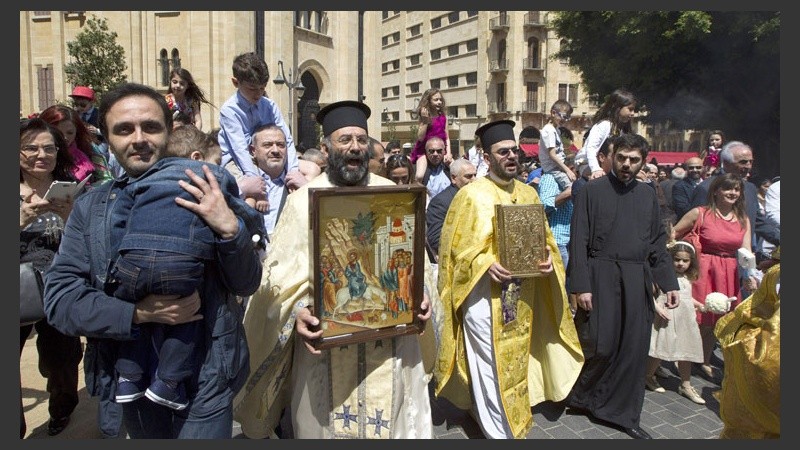 Obispos y niños llevan ofrendas este domingo de Pascuas en el Líbano.