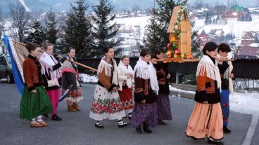 Personas vestidas en trajes tradicionales participan en una procesión de Pascuas en Polonia.
