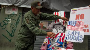 Un hombre arma un muñeco representando a los Estados Unidos.