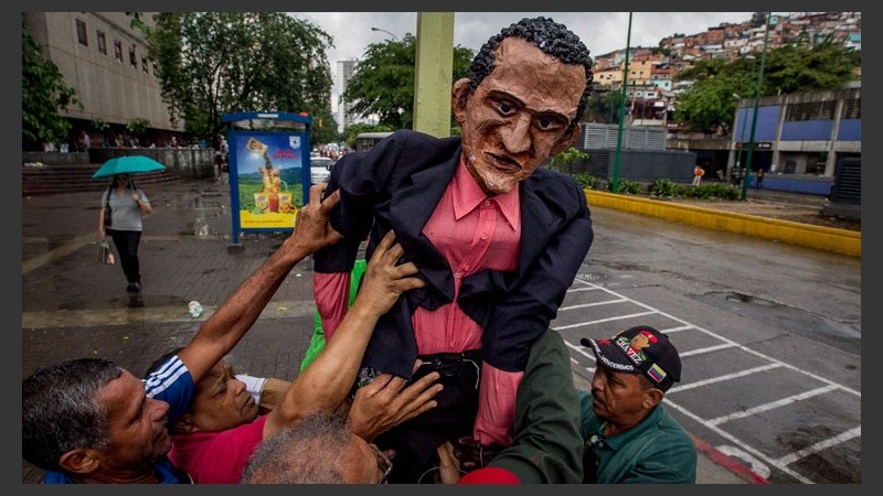 El muñeco de Obama que luego será incendiado.