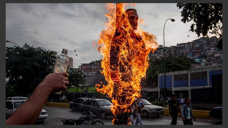 Sin piedad. El muñeco de Obama arde en rechazo a las políticas de Estado del país del norte.