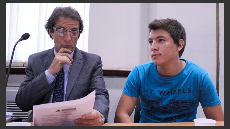 El joven imputado, Federico Gómez, junto a su abogado este lunes.