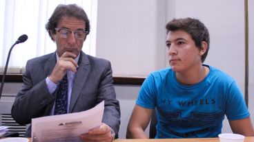 El joven imputado, Federico Gomez, junto a su abogado este lunes.