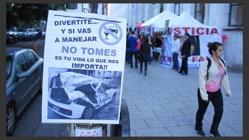 En las afueras de Tribunales, familiares de las víctimas montaron una carpa.