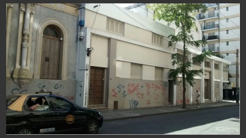 La capilla del Lasalle, con las pintadas del fin de semana. 
