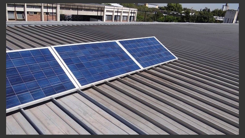 La energía alternativa producida por los paneles fotovoltaicos está destinada a la carga de notebooks y teléfonos.