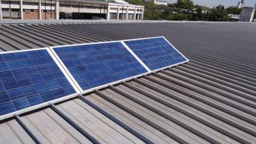 La energía alternativa producida por los paneles fotovoltaicos está destinada a la carga de notebooks y teléfonos.