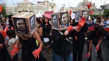 Activistas de derechos humanos marcharon por el centro de Lima para protestar contra el "autogolpe" del expresidente peruano Alberto Fujimori.