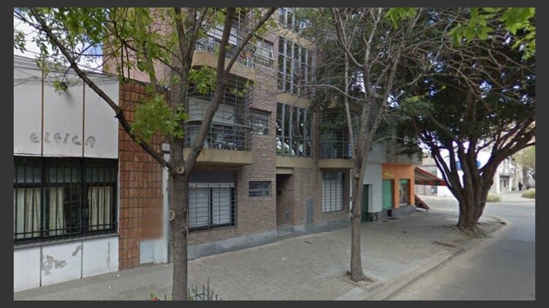 El edificio de Ituzaingó al 700, los ladrones podrían haber usado las rejas y barandas de los otros pisos como escaleras. 