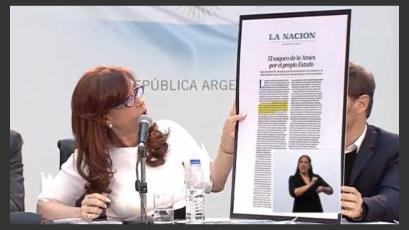 Cristina mostró la nota editorial de La Nación y se despachó contra el diario. 