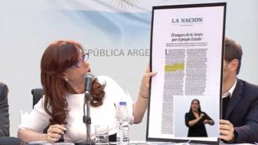 Cristina mostró la nota editorial de La Nación y se despachó contra el diario.