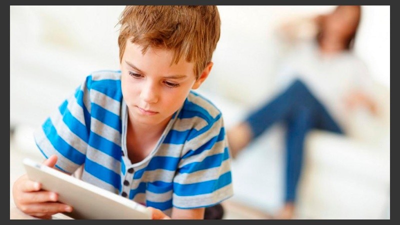 El 75% de los alumnos que usa computadoras en casa lo hace para meterse en redes sociales y el 52% para mandar mensajes.