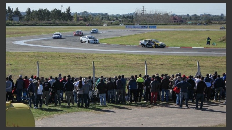 Una barrera de insonorización y un destacamento policial, las cuentas pendientes en el Fangio.