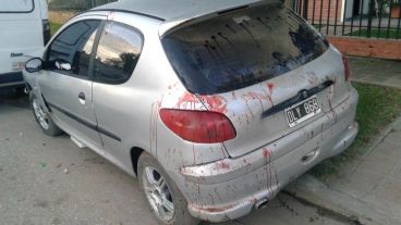 Los rastros de sangre quedaron en el auto de los ladrones.