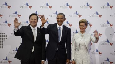 Barack Obama posa con el mandatario de Panamá, Juan Carlos Varela, y la primera dama panameña, Lorena Castillo.