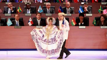 Un baile típico en la inauguración de la Cumbre.