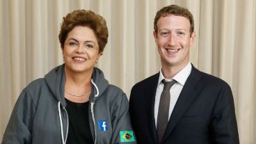 Dilma Rousseff se cruzó al fundador de Facebook, Mark Zuckerberg.