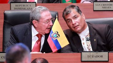 El presidente de Cuba, Raúl Castro, conversa con Rafael Correa (Ecuador).