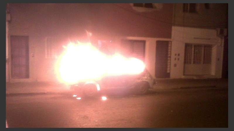 Así ardió el auto en plena calle. 