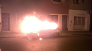 Así ardió el auto en plena calle.