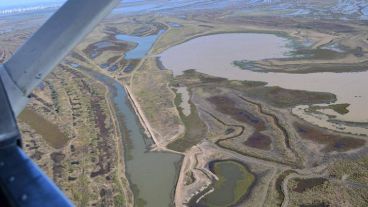 Vista aérea de la zona del humedal, con los terraplenes que cortan arroyos.