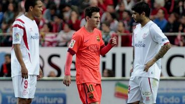 Messi celebra el 1-0 parcial ante Éver Banega, quien también hizo uno.