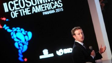 El fundador de Facebook participó de la cumbre empresaria en Panamá y se encontró con mandatarios.