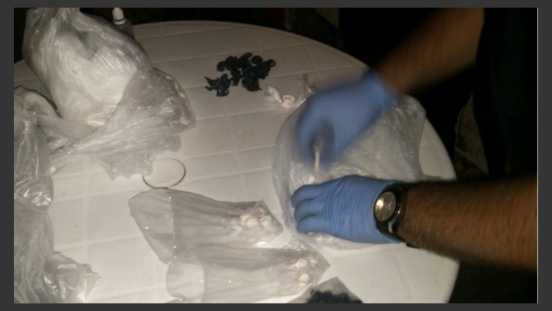 La policía incautó 545 gramos de cocaína fraccionada en 134 bochitas de nylon blanco y negro. 