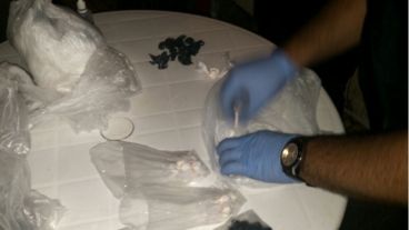La policía incautó 545 gramos de cocaína fraccionada en 134 bochitas de nylon blanco y negro.
