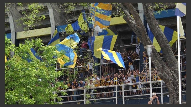 Un hincha cayó desde la tribuna en la zona de las piletas.