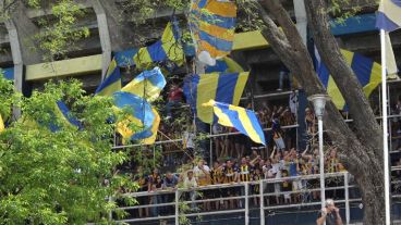 Un hincha cayó desde la tribuna en la zona de las piletas.