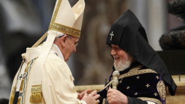 Francisco junto a Karekín II, “patriarca supremo” de la Iglesia Apostólica Armenia.
