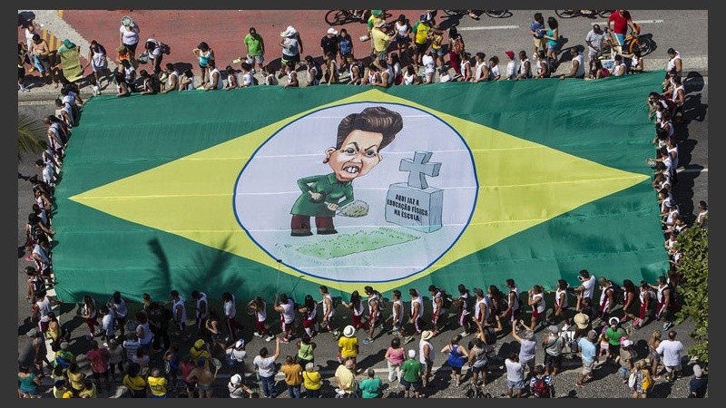 Masiva protesta contra Dilma Rousseff en varias ciudades de Brasil.