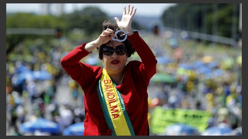 Una mujer disfrazada de Dilma en plena protesta. 