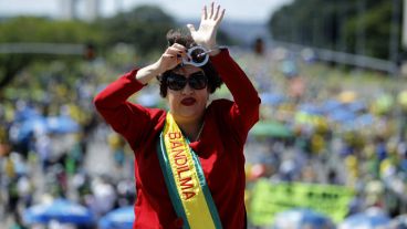 Una mujer disfrazada de Dilma en plena protesta.