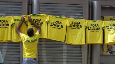 Un vendedor aprovecha la jornada de protesta para vender remeras en contra de la Presidenta de Brasil.