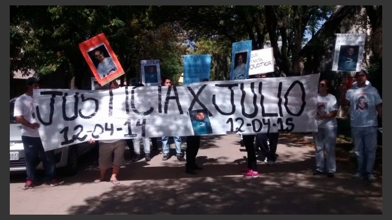 Los allegados de Nievas se manifestaron con carteles y pintadas.
