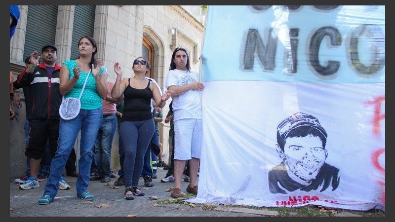 Familiares y amigos acompañaron el reclamo.