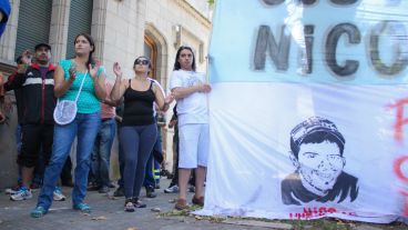 Familiares y amigos acompañaron el reclamo.