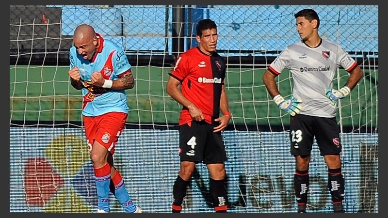 El Pelado Silva festeja, mientras Cáceres y Ustari miran decepcionados. 