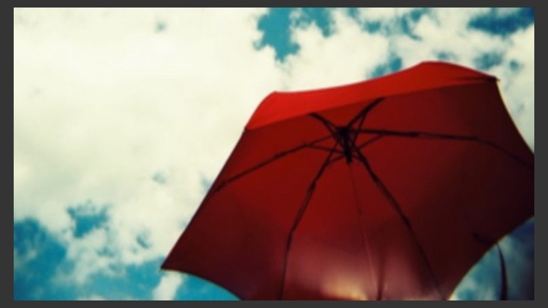 Abajo del paraguas, mejor. 