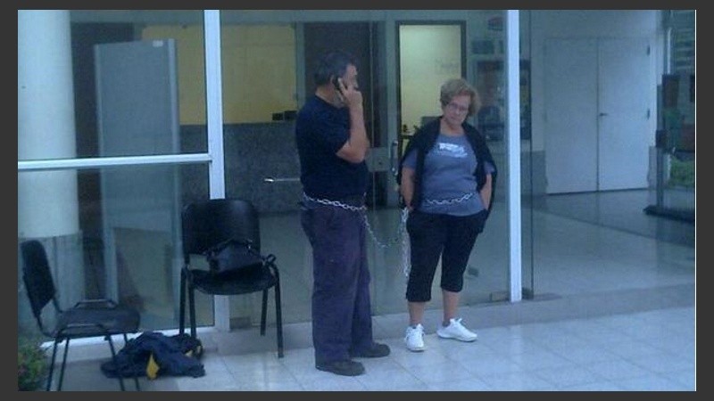 Los padres de Paula, encadenados en los tribunales sanlorencinos. 