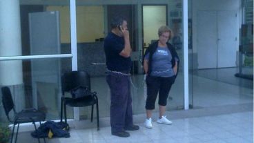 Los padres de Paula, encadenados en los tribunales sanlorencinos.