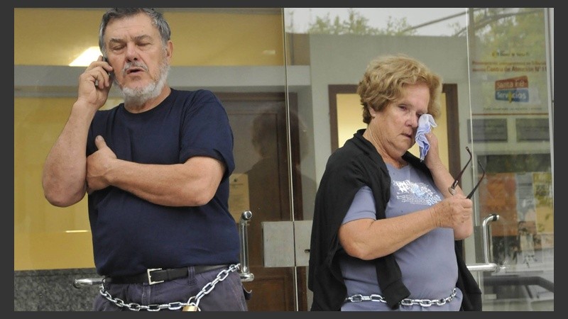 Los padres de Paula, encadenados en los tribunales sanlorencinos. 