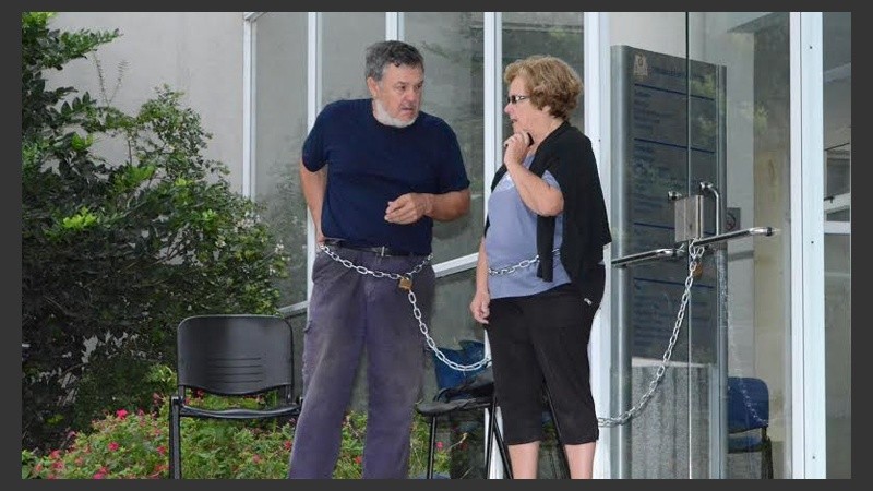 Los padres de Paula, encadenados en los tribunales sanlorencinos. 