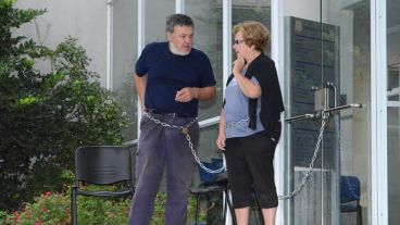 Los padres de Paula, encadenados en los tribunales sanlorencinos.