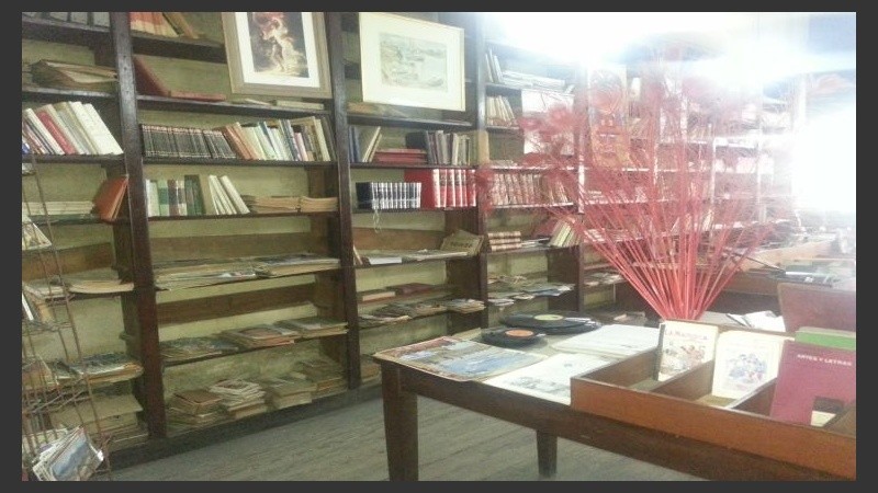 Más de cien años de historia entre libros.