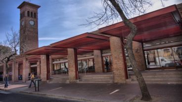 En el lugar hay un cajero automático y también funciona una sucursal.