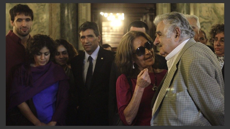 Pepe Mujica junto a la viuda del escritor, Helena Villagra.